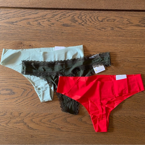 NWT Calvin Klein Thongs size M - Picture 2 of 3
